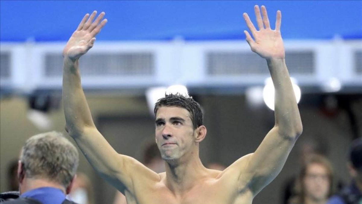 Phelps, brazos en alto, en su despedida de la natación-DOMINIC EBENBICHLER / REUTERS