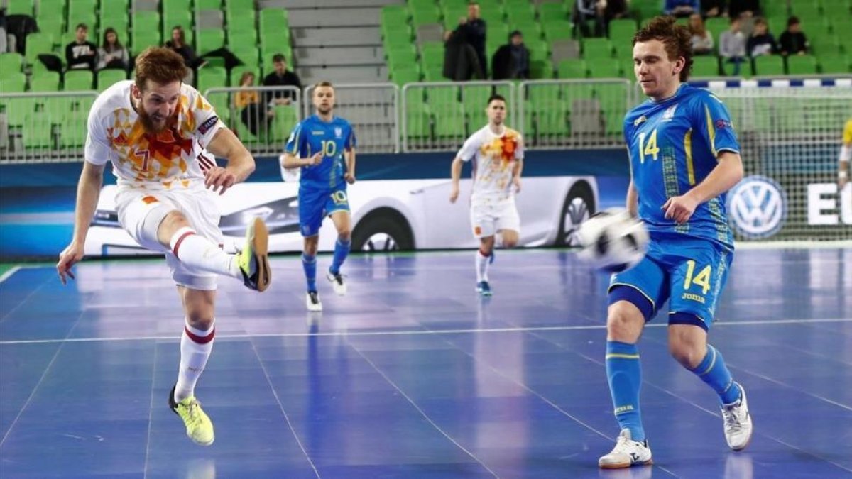 El español Pola marca el gol ante Ucrania, en cuartos de final.-EFE / CARMELO RUBIO