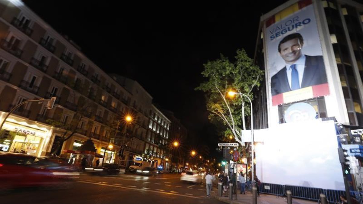 Calle Génova de Madrid con la sede del PP vacía.-EFE/ JAVIER LIZÓN