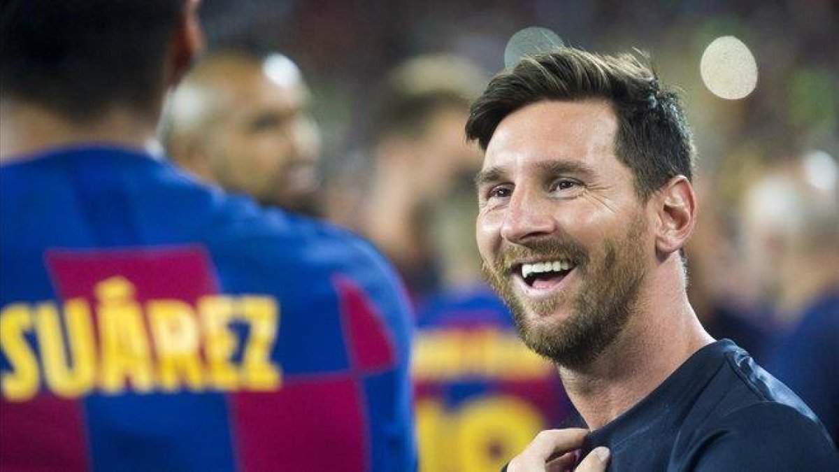 Leo Messi sonríe junto a Suárez tras el partido contra el Arsenal en la presentación del FC Barcelona para la temporada 2019-2020.-JORDI COTRINA