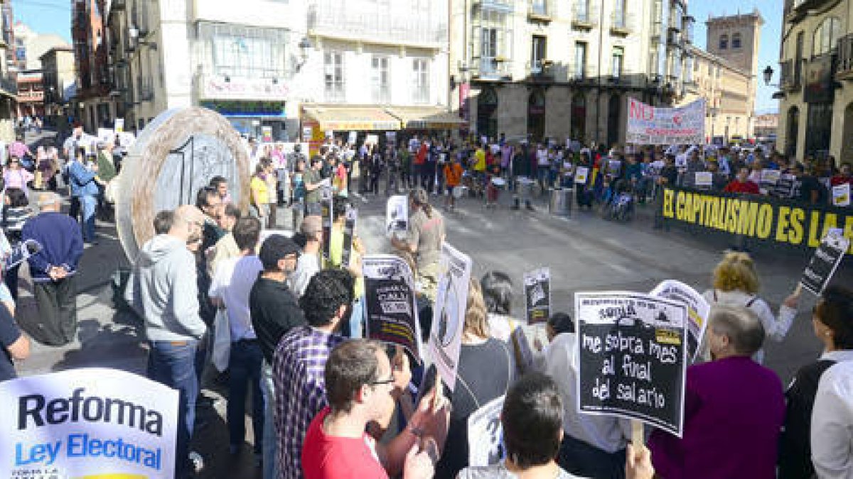 a manifestación del 15-O discurrió por las calles céntricas de la ciudad. / ÁLVARO MARTÍNEZ-