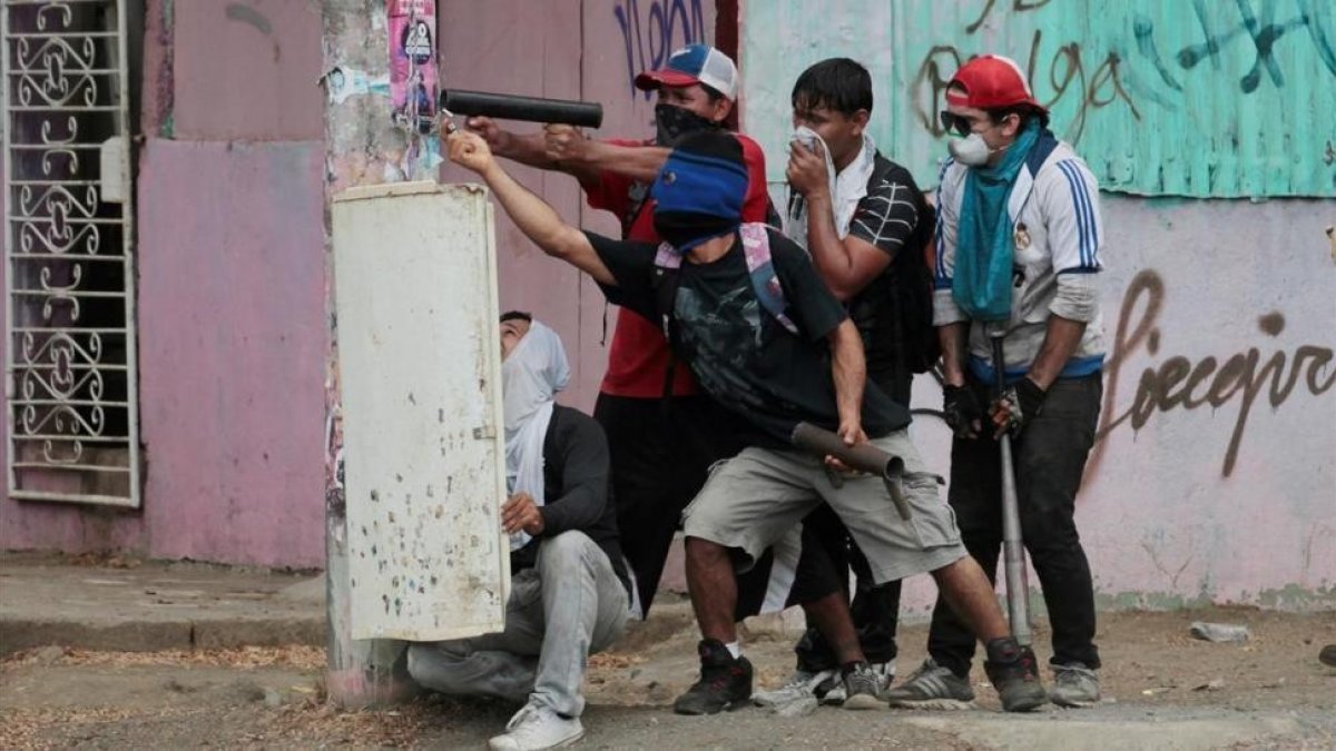 Un grupo de manifestantes se enfrentan a la policía en Managua-REUTERS / OSWALDO RIVAS