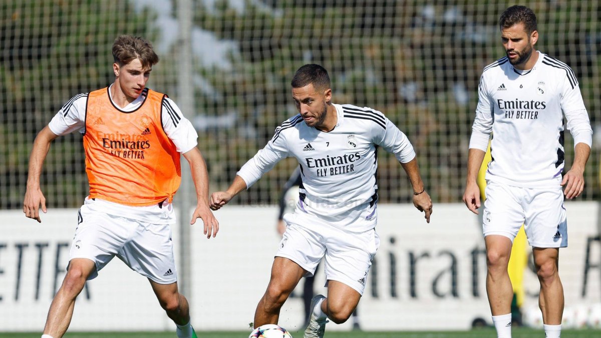César Palacios en el entrenamiento con el primer equipo del Madrid junto a Hazard y Nacho. Real Madrid