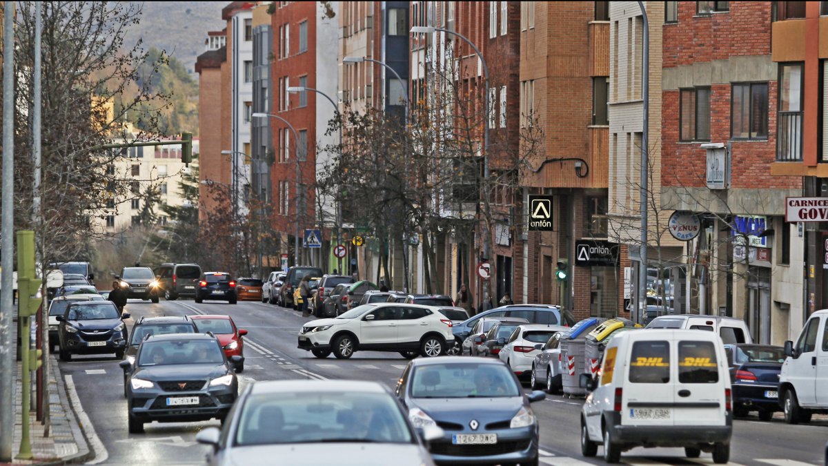Vehículos en la avenida de Valladolid.-HDS