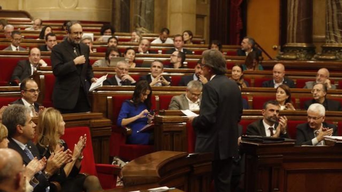 Artur Mas, frente a Antonio Baños, en el debate de investidura, ayer.-JULIO CARBÓ