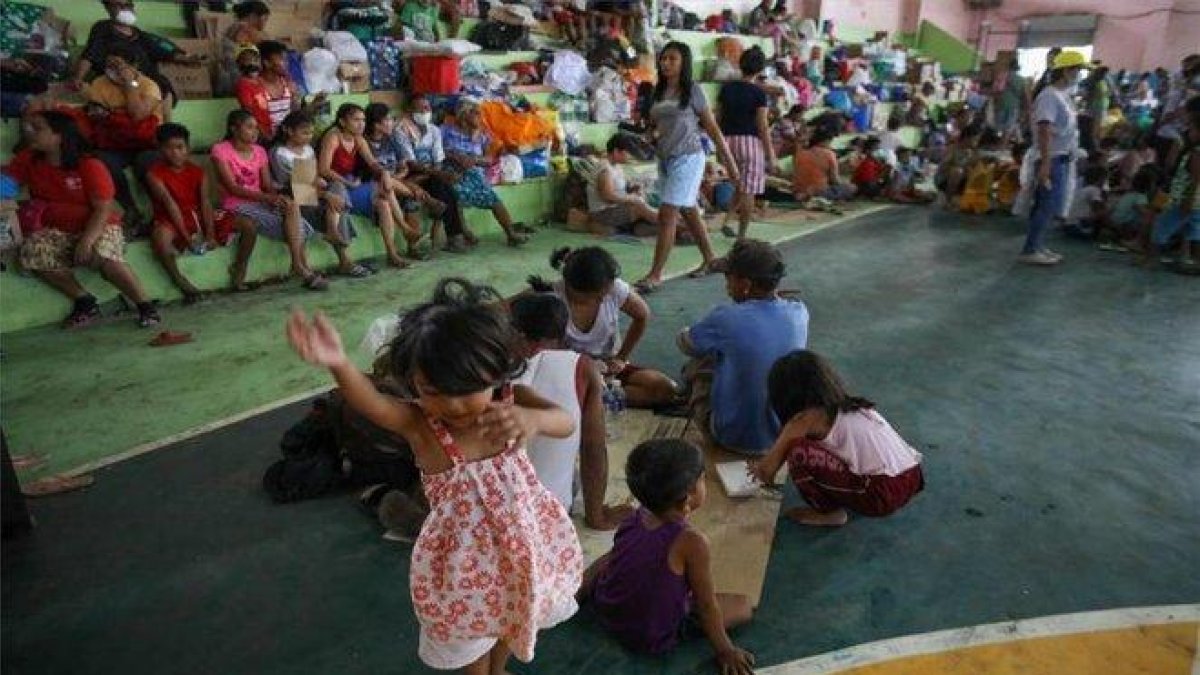 Niños filipinos en un refugio temporal por la erupcipón del volcán Taal.-EFE
