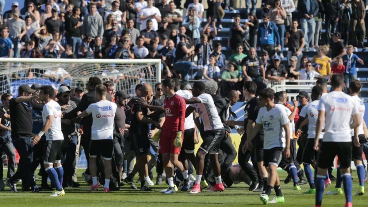 Los seguidores del Bastia invaden el terreno de juego.-PASCAL POCHARD-CASABIANCA