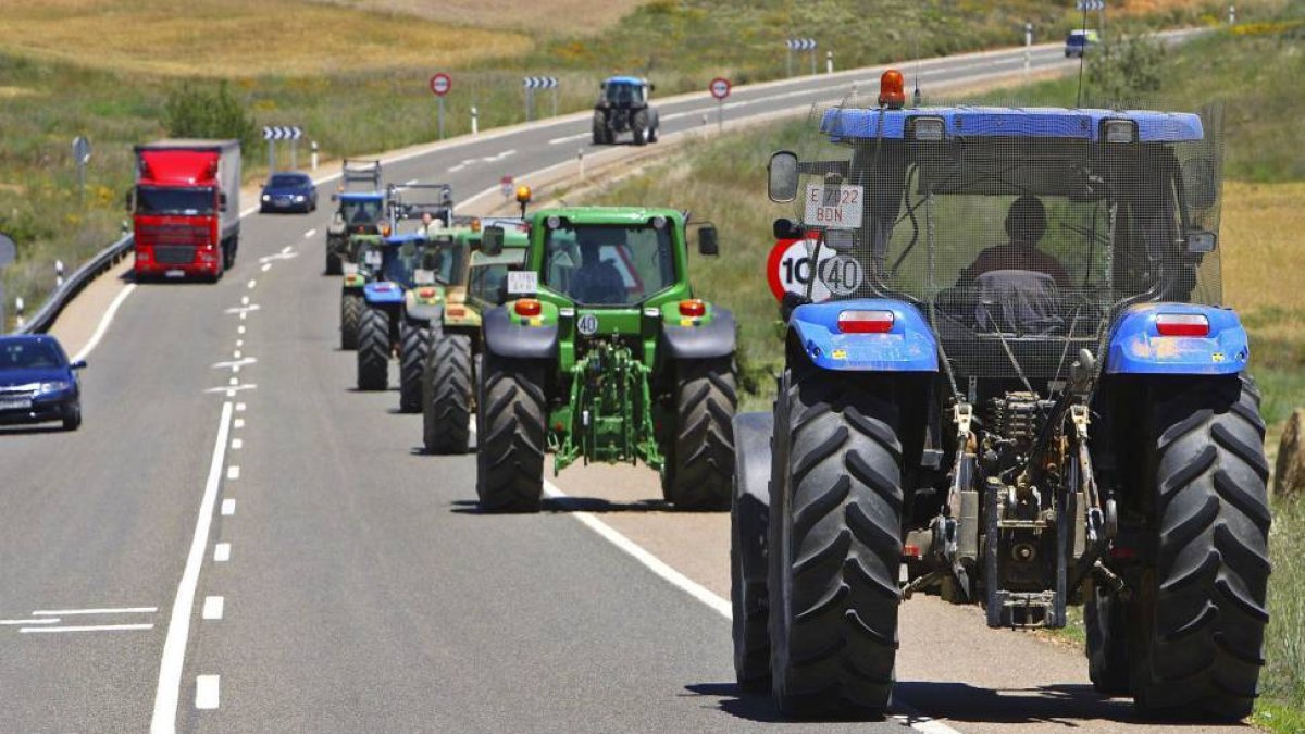 Una imagen de protesta en las carreteras con tractores.-ICAL