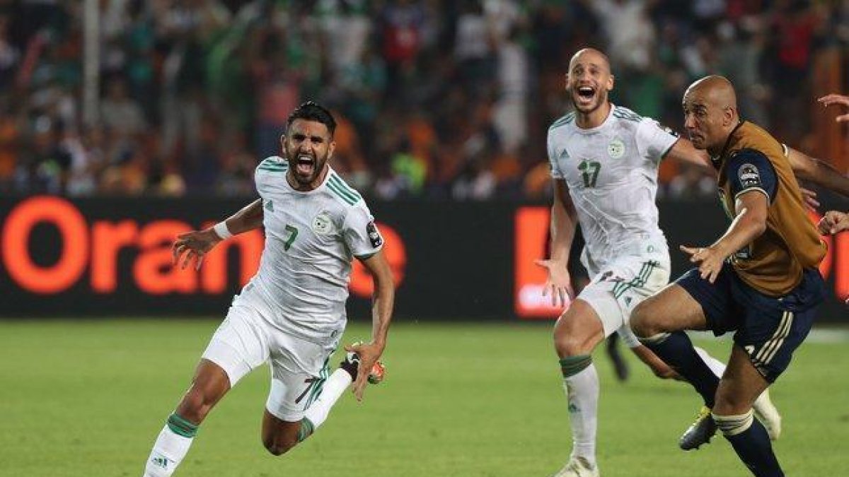 Riyad Mahrez celebra el gol con el clasificó a Argelia para la final de la CAN.-EPA/BACKPAGE