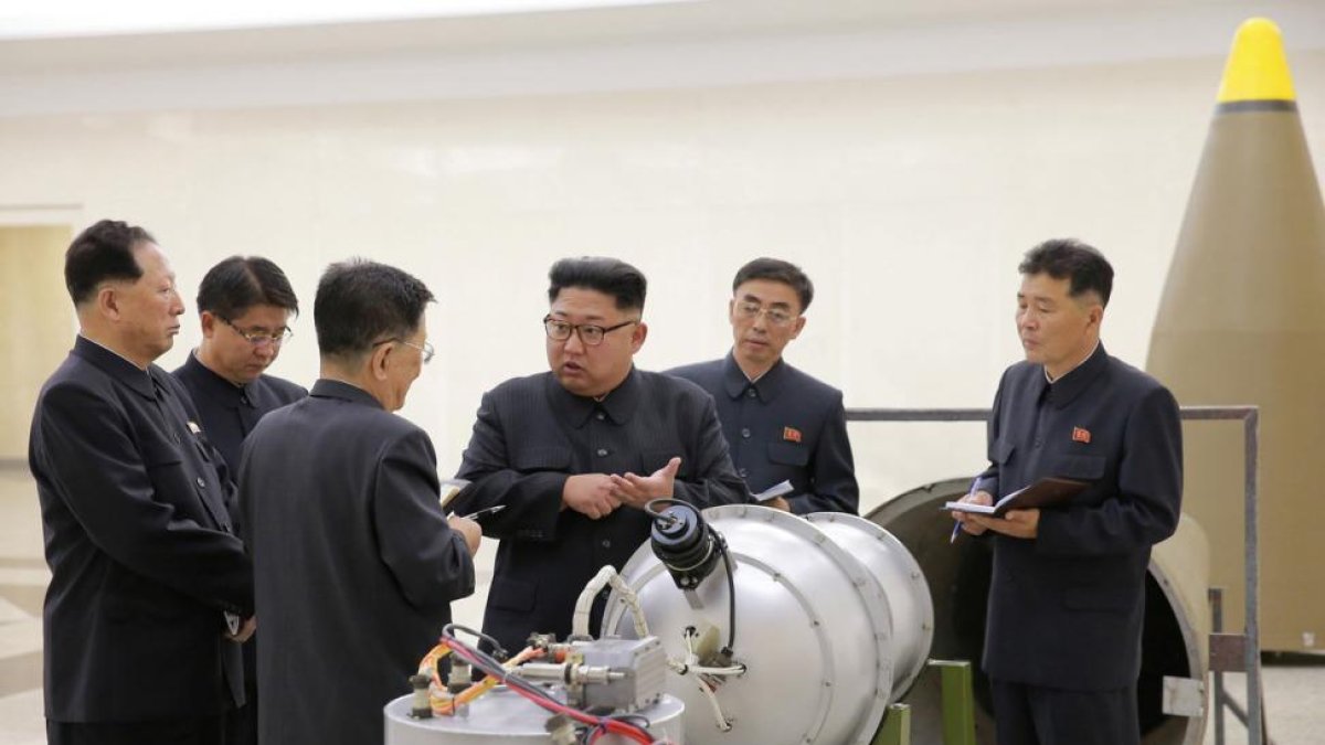 El líder de Corea del Norte Kim Jong-un inspecciona una nueva bomba de hidrógeno.-KCNA (REUTERS)