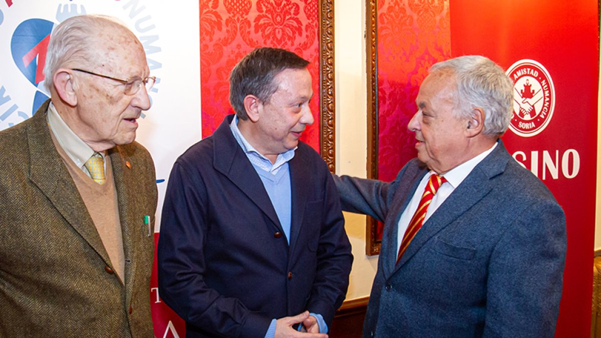 Vidal Pérez, editor de la Agenda Taurina; Adolfo Sainz, presidente del Casino, y Gonzalo Santonja, consejero de Cultura. MARIO TEJEDOR