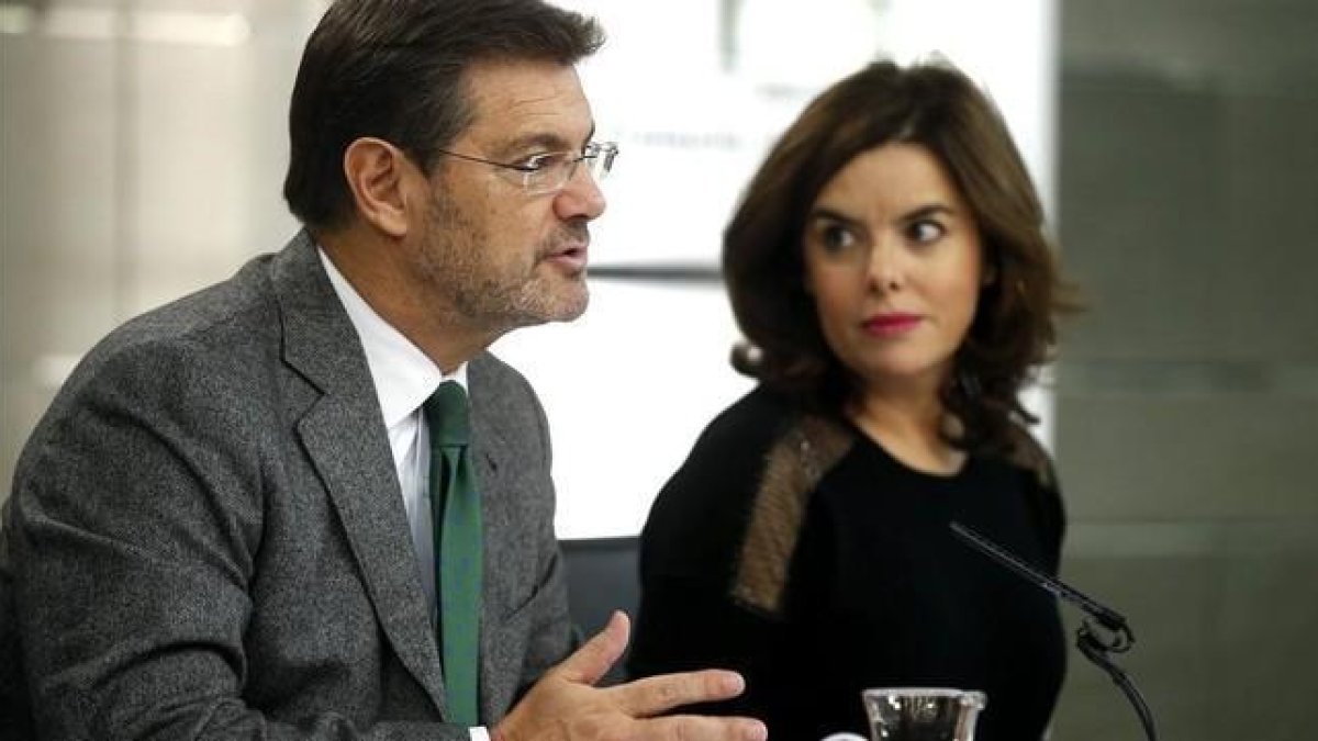 El ministro Rafael Català y la vicepresidenta Soraya Sáenz de Santamaria, tras el Consejo de Ministros.-EFE / ÁNGEL DÍAZ