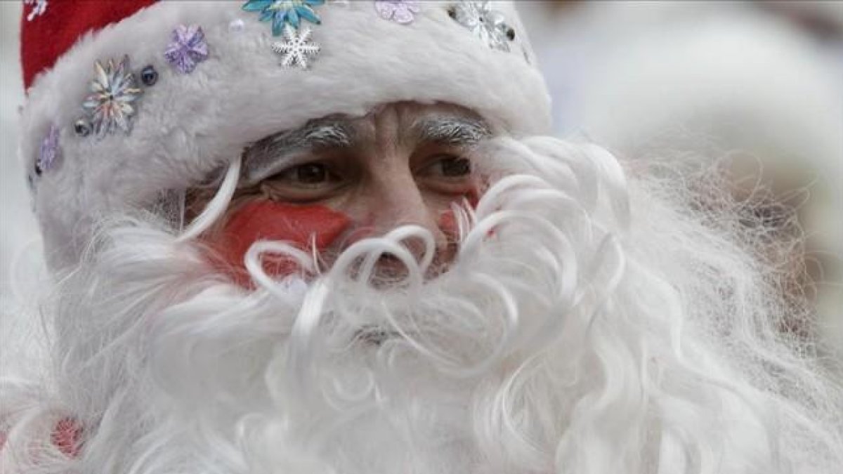 Un hombre vestido de Ded Moroz, el Papa Noel de las exrepúblicas soviéticas, durante una procesión navideña celebrada en Krasnodar (Rusia).-REUTERS / EDUARD KORNIYENKO