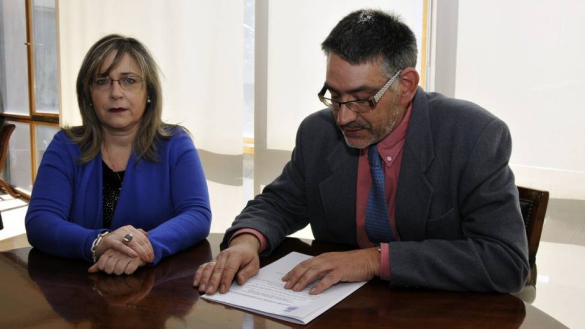 Soledad Borque y Jesús Rodríguez en el Colegio de Abogados.-VALENTÍN GUISANDE