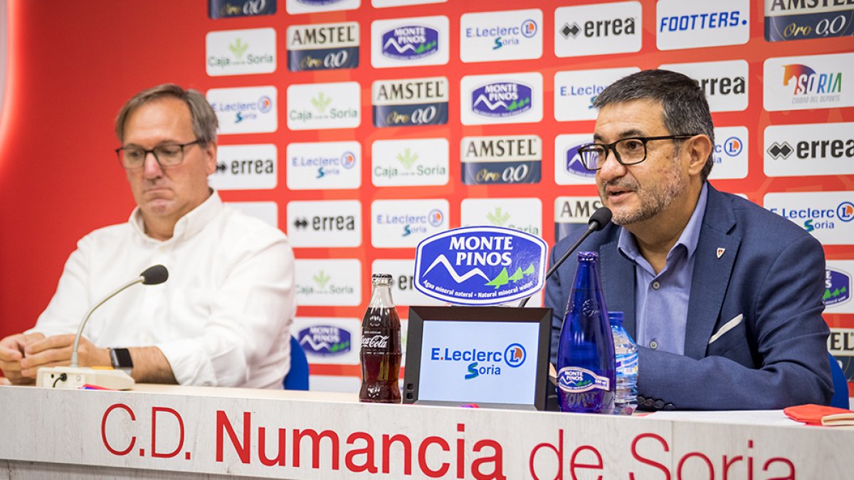 Eduardo Rubio y Santiago Morales en la sala de prensa de Los Pajaritos. MARIO TEJEDOR