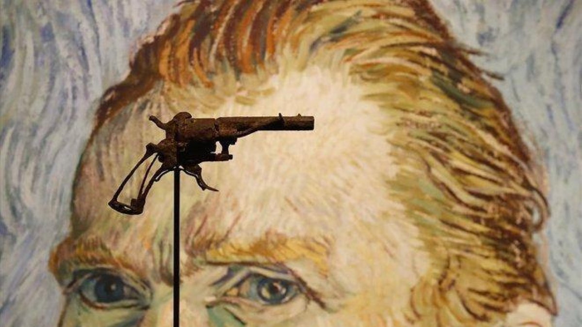 El revólver que se cree que es el arma que el pintor holandés del siglo XIX Vincent Van Gogh habría usado para suicidarse el 27 de julio del 1890.-FRANCOIS GUILLOT (AFP)
