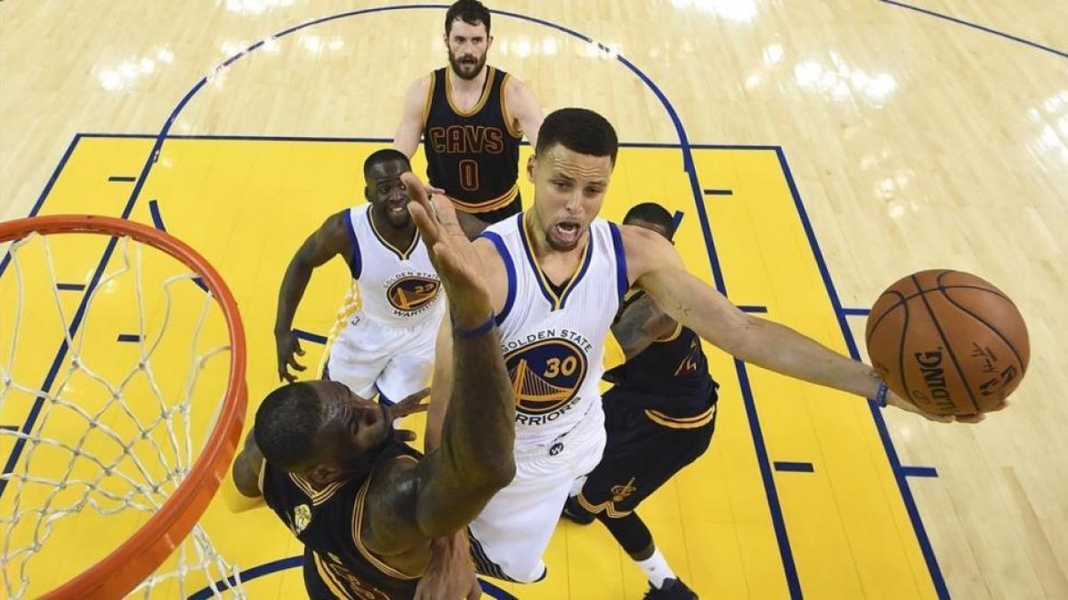 Curry deja una bandeja durante el segundo partido de la final de la NBA-BOB DONNAN / AP