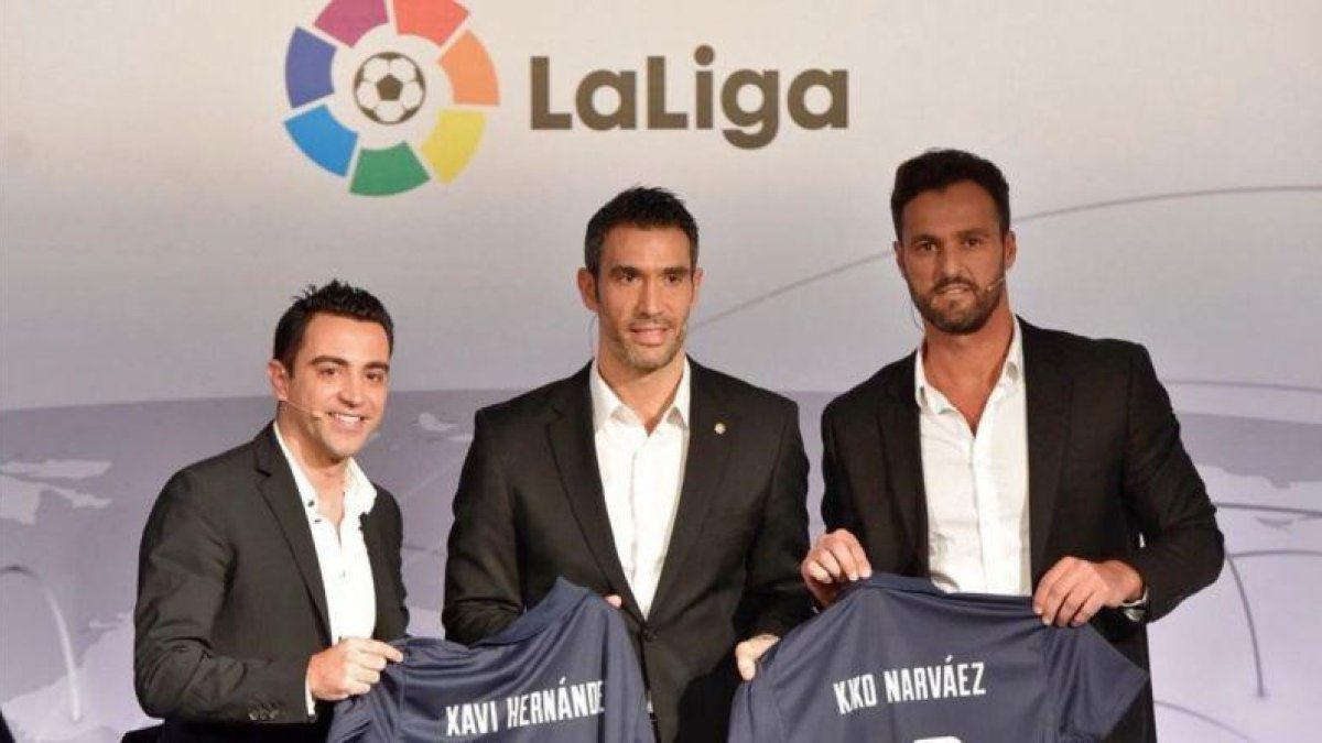 Xavi, Fernando Sanz y Kiko Narváez, en la presentación de la LigaAmbassadors en Madrid.-EFE / FERNANDO VILLAR