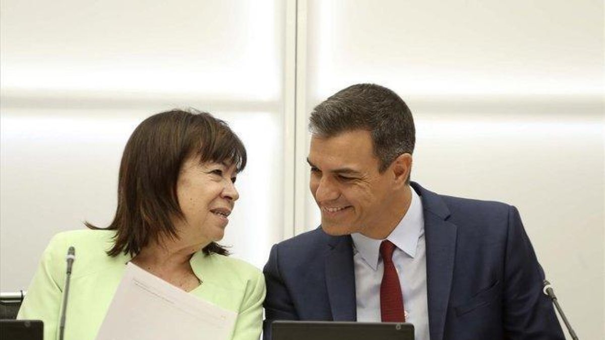 Pedro Sánchez y Cristina Narbona.-DAVID CASTRO