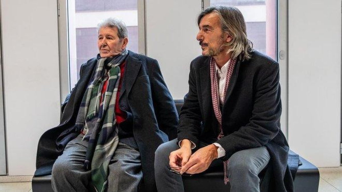 Ignacio Echevarría (derecha) junto al editor Jorge Herralde, en la Ciutat de la Justicia el pasado 17 de diciembre.-