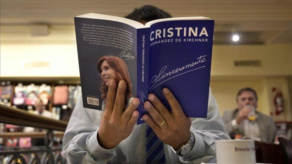 Un lector lee el libro de Cristina Fernández de Kirchner, en Buenos Aires.-AFP / JUAN MABROMATA