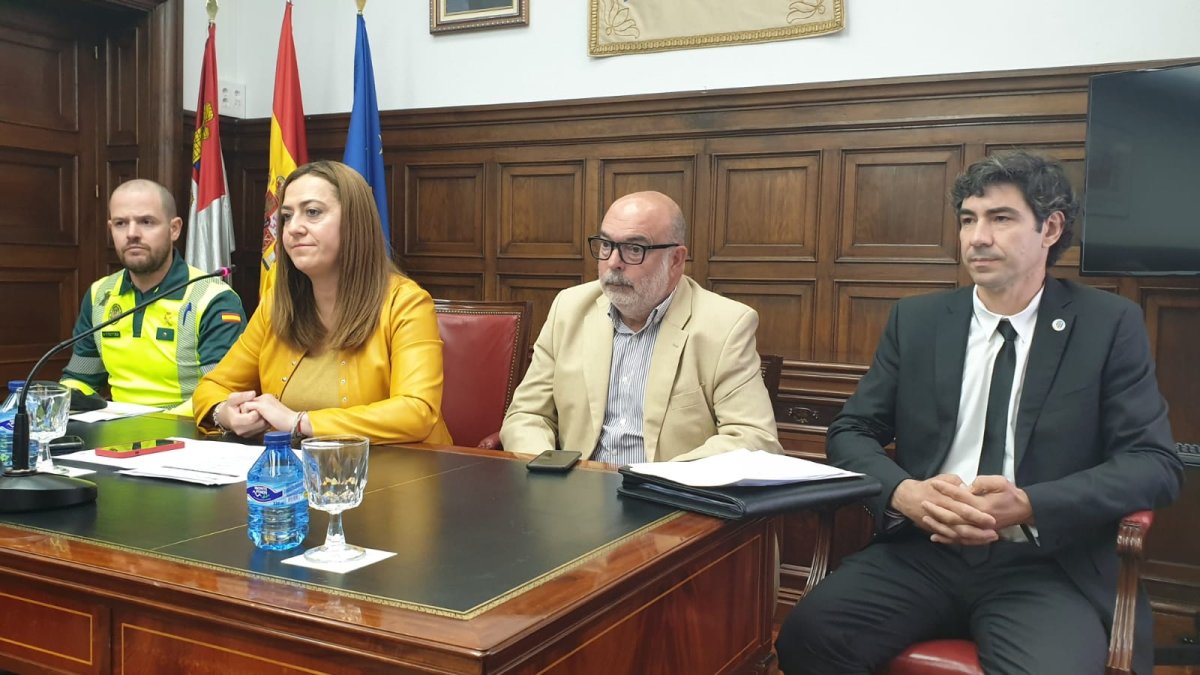 La delegada del Gobierno este lunes en Soria junto a Latorre y responsables de Tráfico. HDS