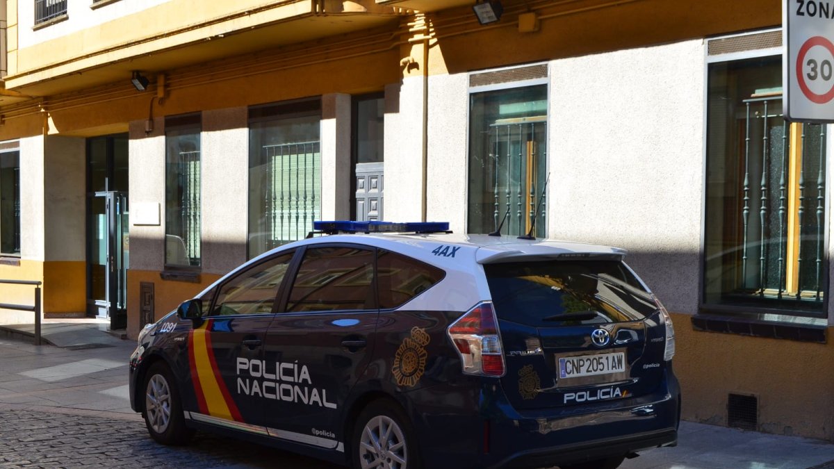 Vehículo policial en la puerta de la comisaría de Soria. HDS