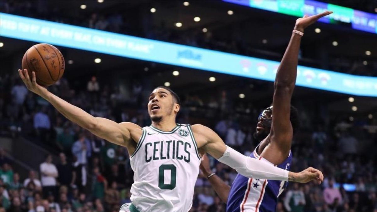 Jayson Tatum, de los Celtics, lanza a canasta ante Joel Embiid en el segundo partido de la serie-/ MADDIE MEYER (AFP)
