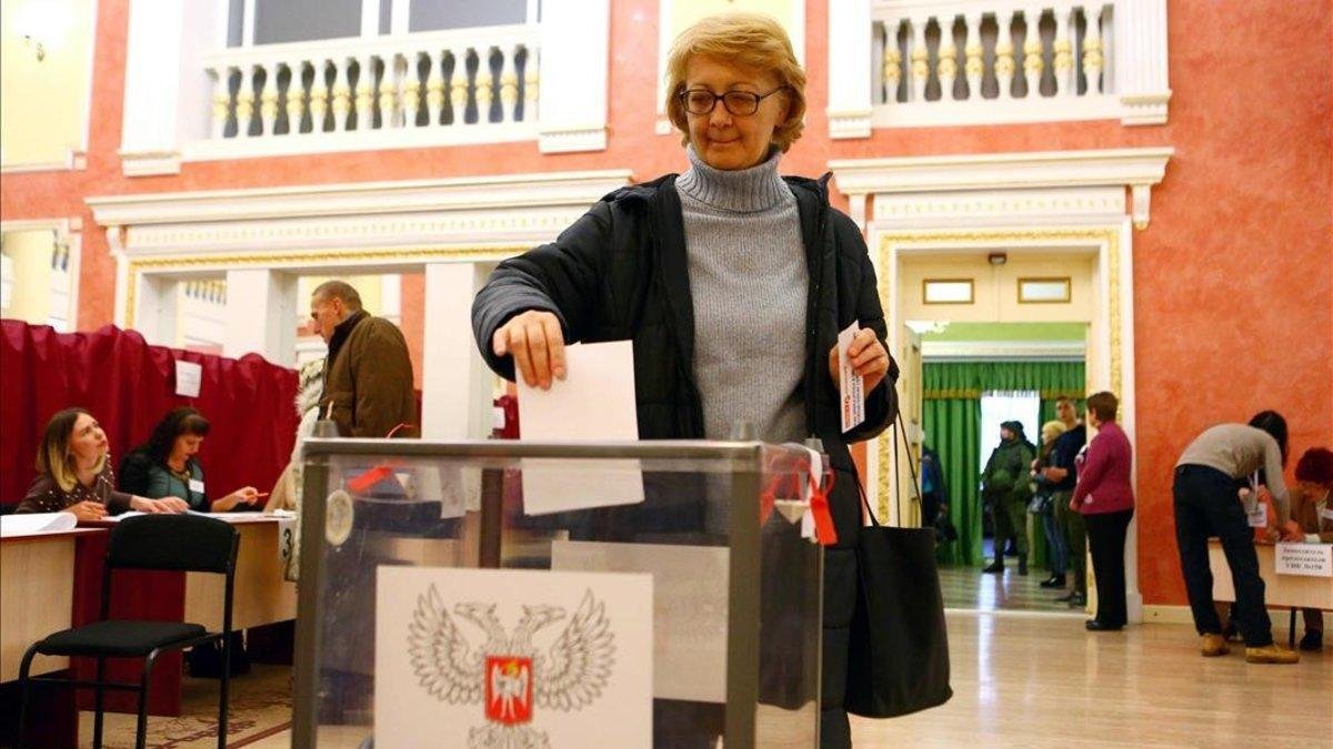 Una mujer deposita su voto en un colegio electoral de la ciudad ucraniana de Donetsk-ALEKSEY FILIPPOV (AFP)