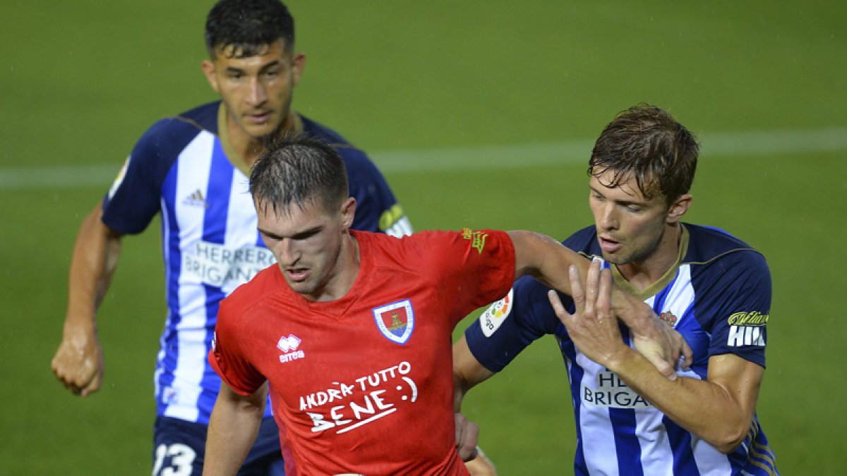 Zlatanovic, autor del gol del Numancia, protege el balón ante dos rivales de la Ponferradina. LaLiga.