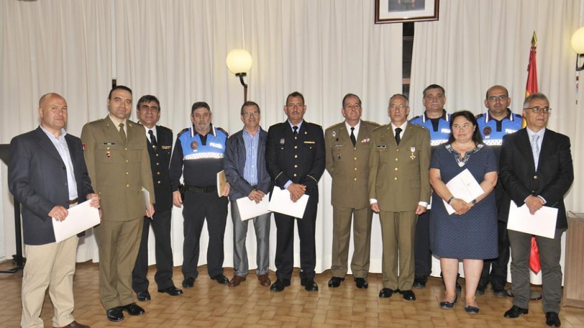 Moreno de Guerra, en el centro, posa con el condecorado Asín y los receptores de los distintos reconocimientos.-VALENTÍN GUISANDE