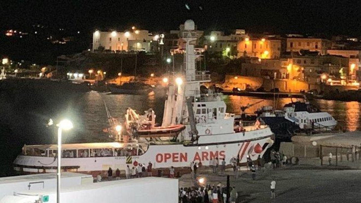 Los migrantes del ’Open Arms’ desembarcan en Lampedusa.-ELIO DESIDERIO (EPA/ANSA)