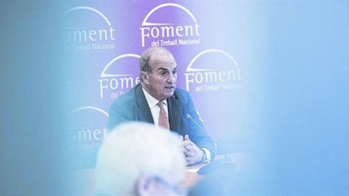 El presidente de Foment, Joaquim Gay de Montellà, durante una rueda de prensa, el pasado diciembre.-FERRAN NADEU
