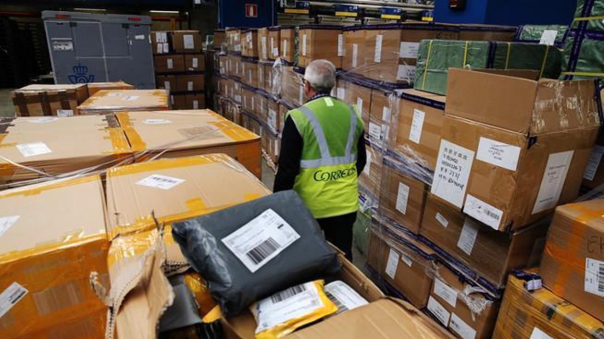 Paquetes procedentes de China, a la espera de ser distribuidos en las dependencias de Correos en la Zona Franca de Barcelona.-RICARD CUGAT