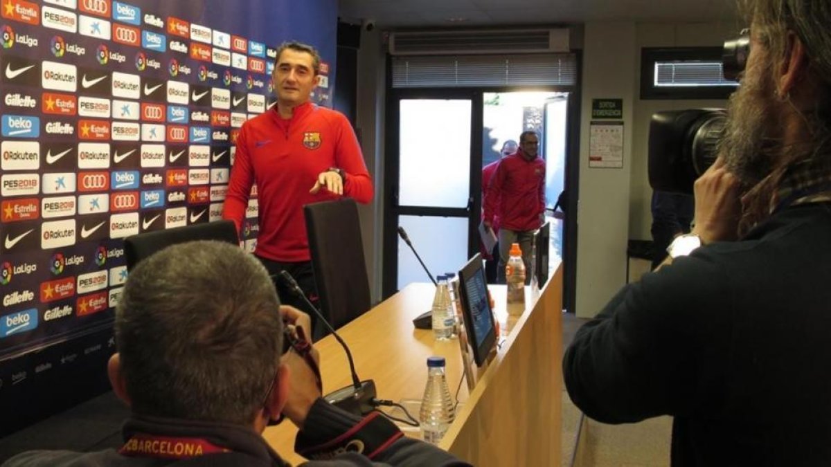 Valverde se dispone a iniciar la rueda de prensa previa al Espanyol-Barça.-EMILIO PÉREZ DE ROZAS