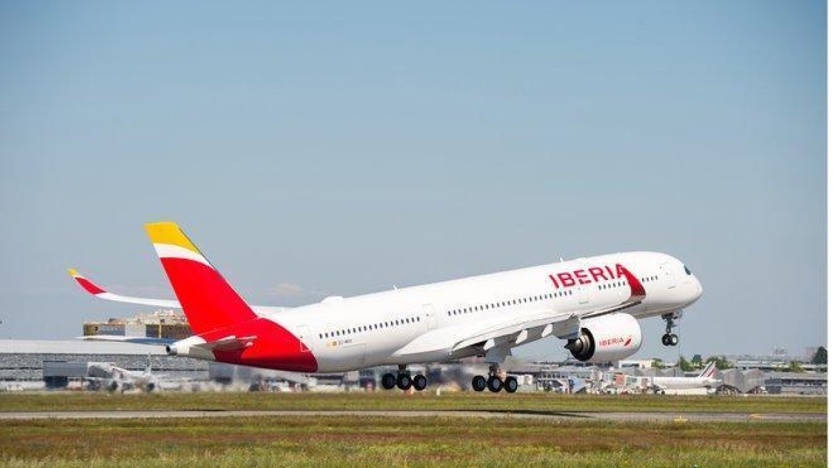 Avión de Iberia despegando de un aeropuerto.-EFE