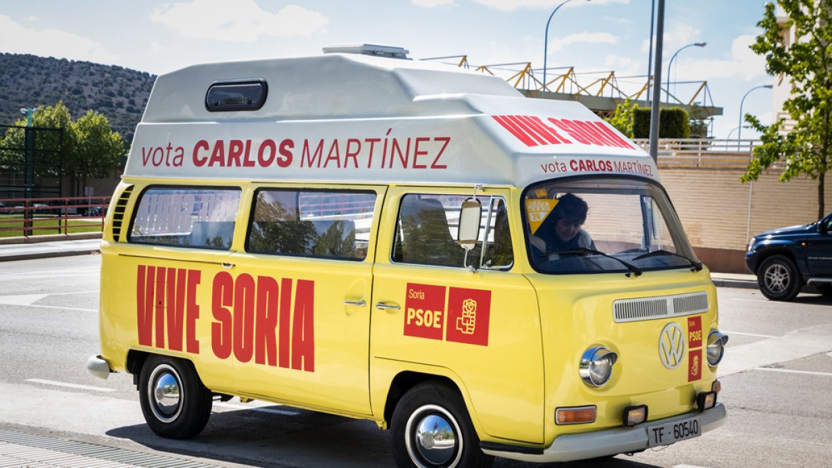 La furgoneta que acompaña al PSOE este campaña. GONZALO MONTESEGURO