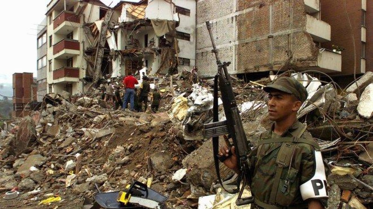 Un soldado vigila la localidad de Armenia, en Colombia, mientras las fuerzas de rescate buscan supervivientes del terremoto de enero del 1999.-RICARDO MAZALAN