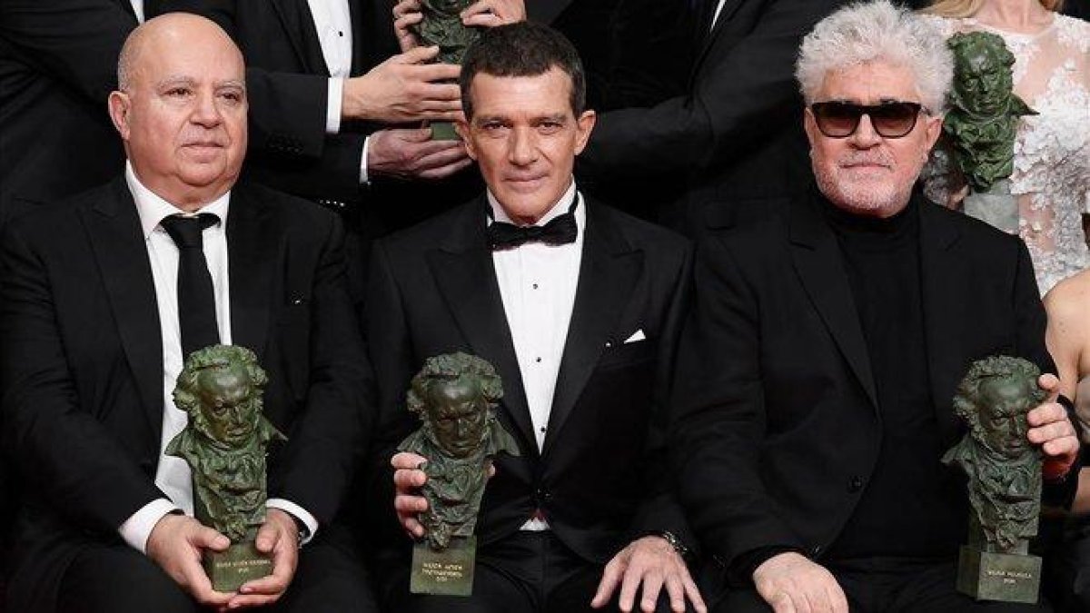 El productor Agustín Almodóvar, Antonio Banderas y Pedro Almodóvar, en la gala de los Goya, en la madrugada del domingo.-GETTY IMAGES / CARLOS ÁLVAREZ