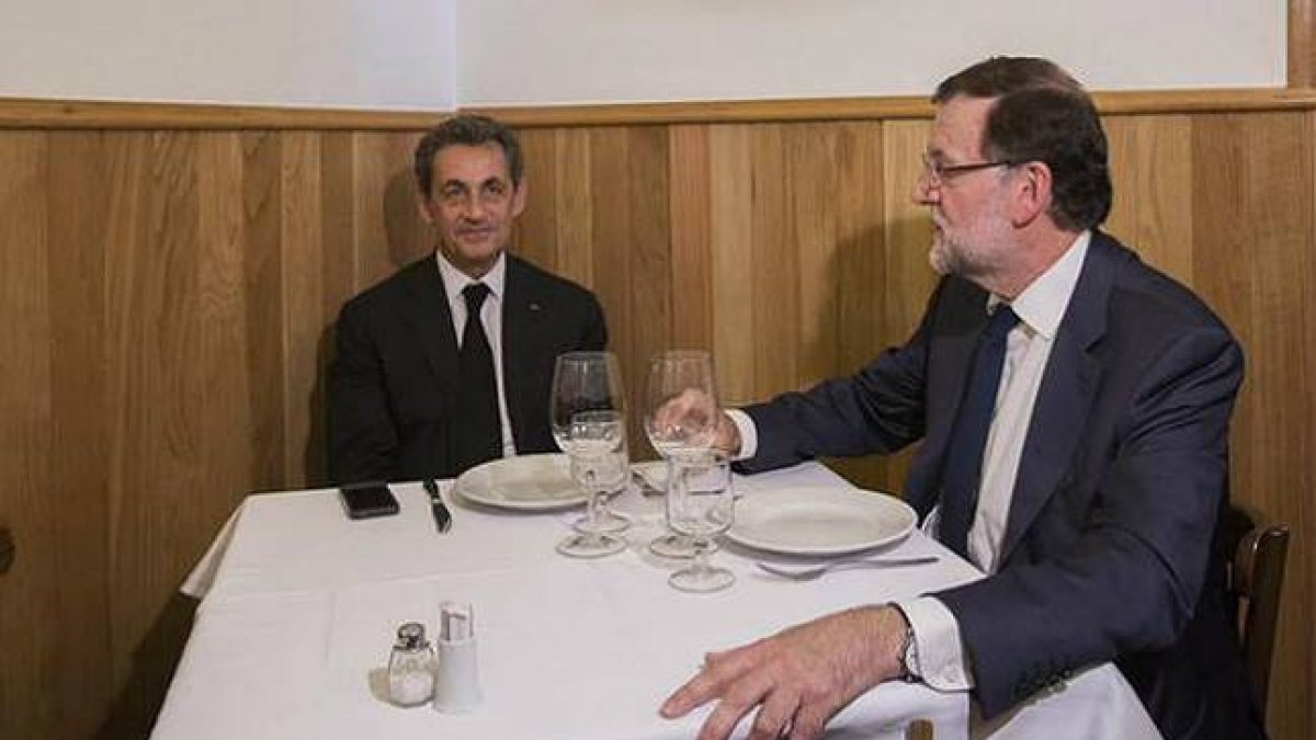 Sarkozy, con la pared a sus espaldas, en el restaurante al que le ha invitado Rajoy.-Foto: TWITTER