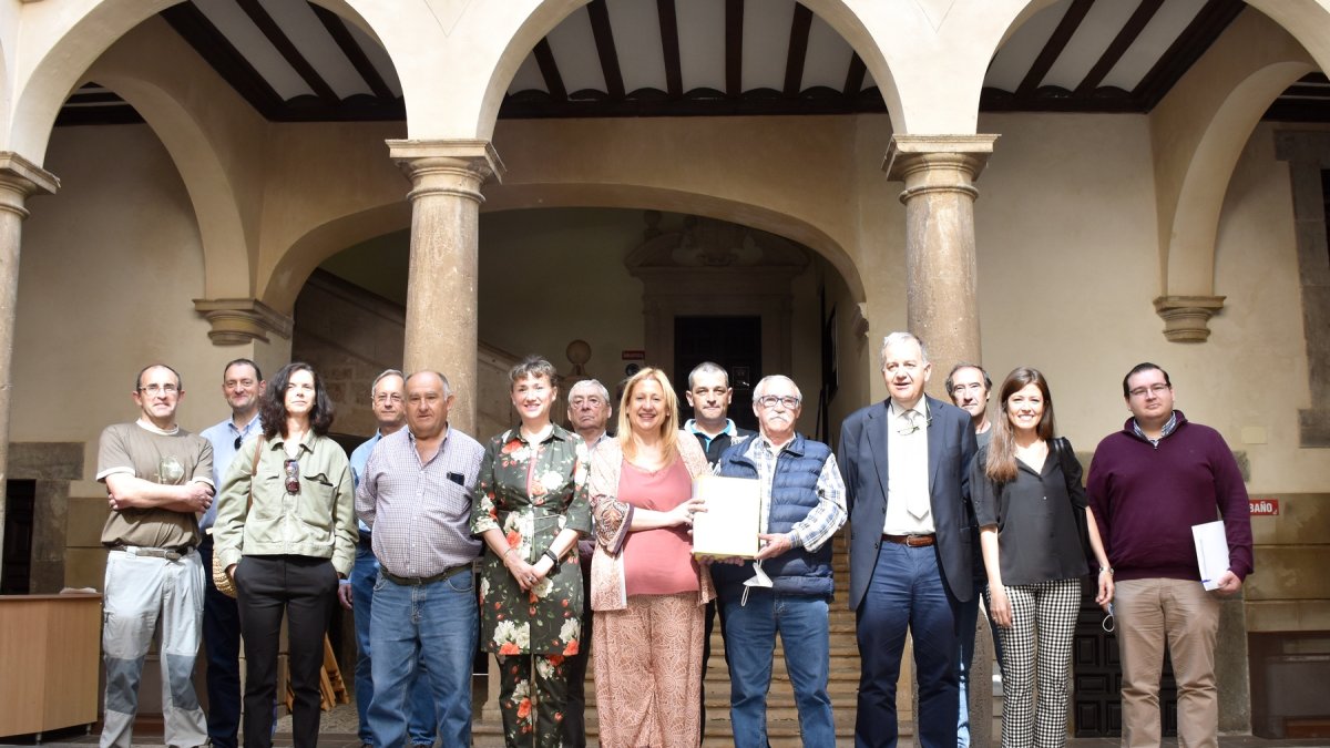 Foto de familia con algunos de los participantes, en el Palacio de los Castejones.-HDS