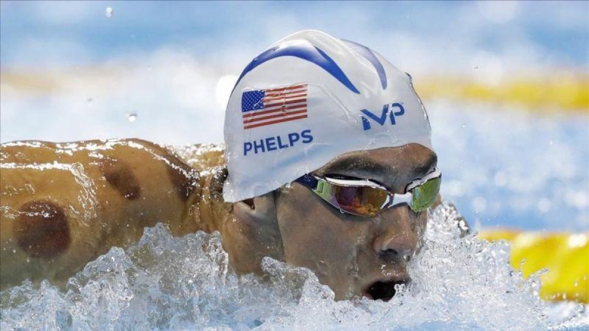 Michael Phelps, con unas visibles marcas rojas en su piel, en las series de los 200 mariposa.-Michael Sohn / AP