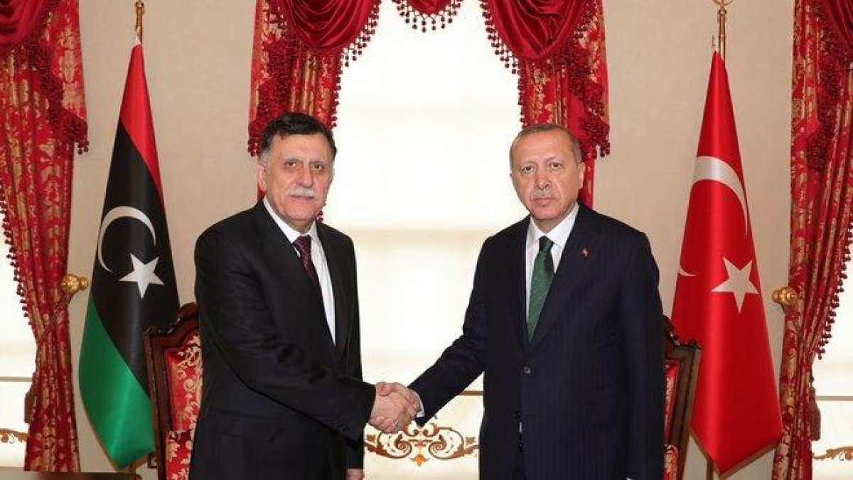 Encuentro entre el primer ministro del Gobierno libio del GNA, Fayez al-Sarraj (izquierda), y el presidente de Turquía, Recep Tayyip Erdogan (derecha); durante una cumbre en Estambul.-OFICINA DE LA PRESIDENCIA DE TURQUÍA (EFE)