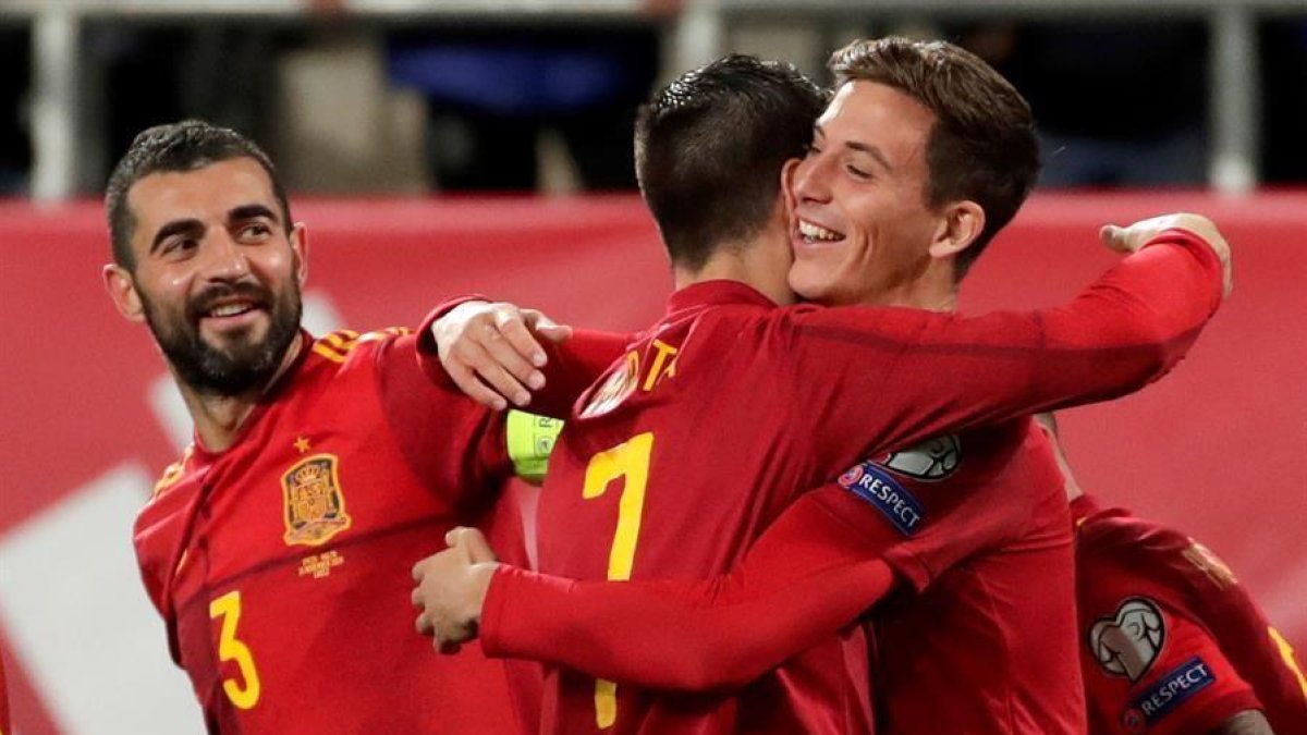 Pau Torres celebra con Álvaro Morata tras marcar el tercer gol.-EFE