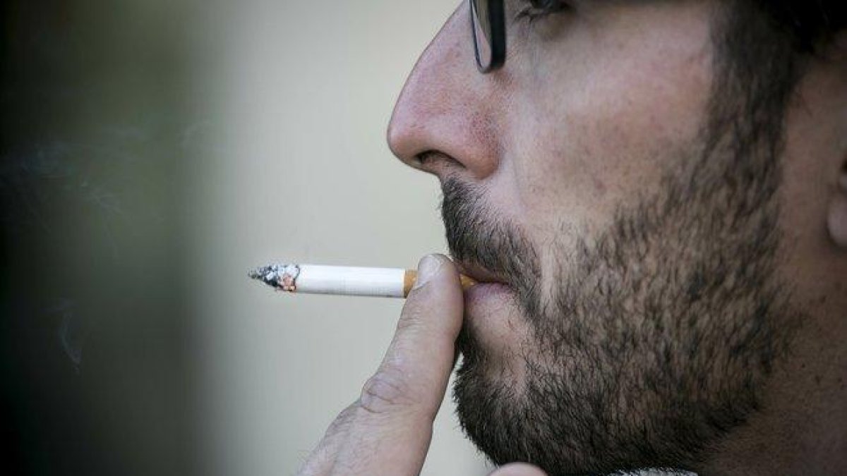 Una persona fumando, en una imagen de archivo.-JOAN CORTADELLAS (EL PERIÓDICO)