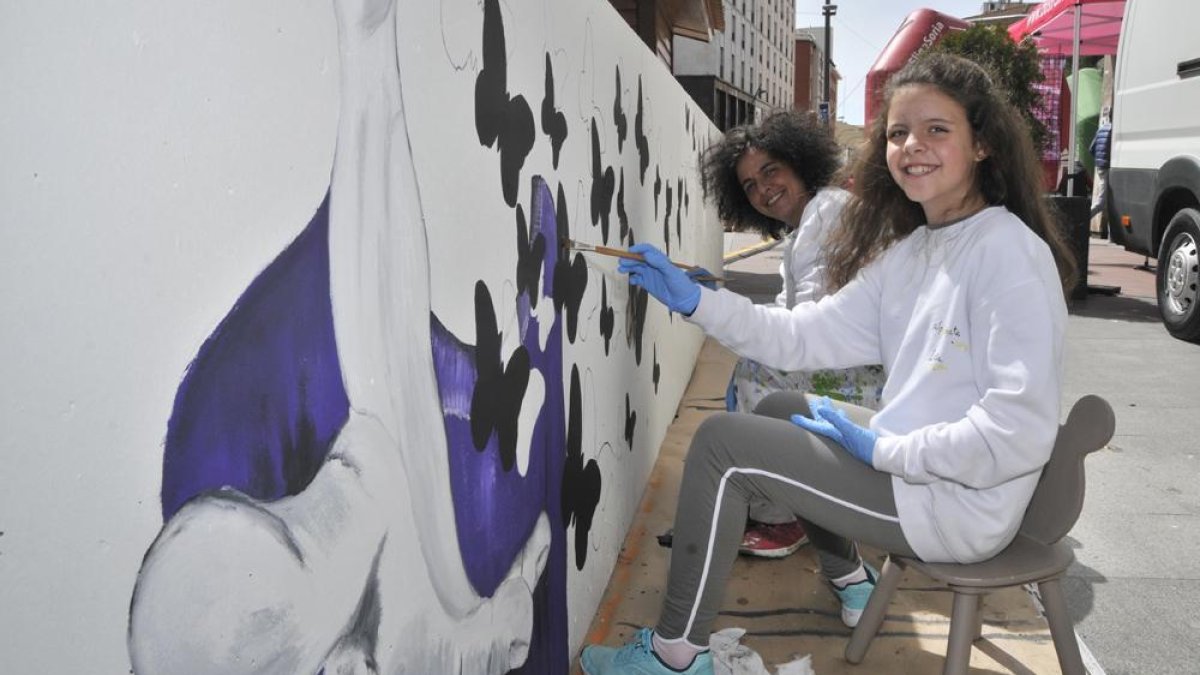 Lola Lisa y Julita Romera, ayer, pintado una de las siete obras que compondrán el mural homenaje a la mujer.-Valentín Guisande