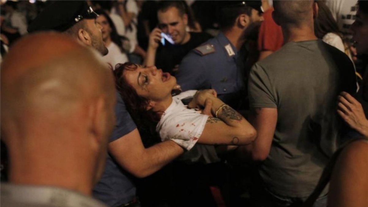 Una chica herida en la estampida de la plaza de San Carlo de Turín.-AFP