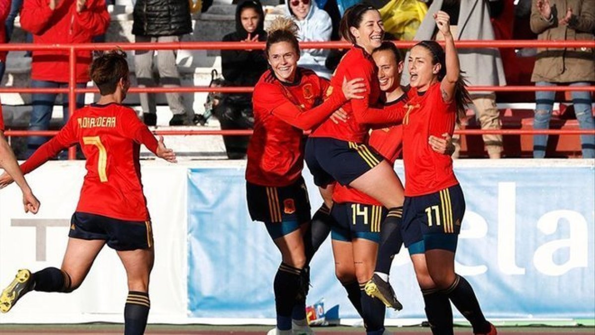 Las jugadoras españolas celebran el primer gol, de Alexia Putellas.-