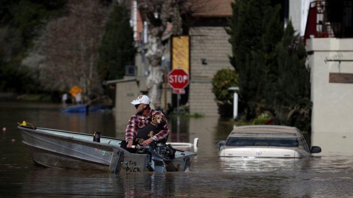 Pobladores intentan salir de una calle inundada en un poblado de California, EEUU.-AFP / GETTY IMAGES NORTH AMERICA