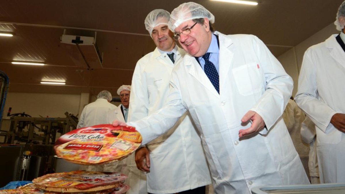 Herrera sostiene una pizza recién terminada en la factoría de Campofrío.-ÁLVARO MARTÍNEZ